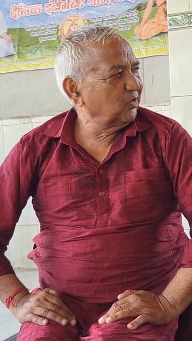 75 वर्षीय रमेश धवाला ने योग कर युवाओं को दिया फिटनेस का संदेश #kangralive
ज्वालामुखी के अष्टभुजा मंदिर में मनाया अंतरराष्ट्रीय योग दिवस, रमेश धवाला ने किया योगाभ्यास #Jawalamukhi #rameshdhawala
ज्वालामुखी। अंतरराष्ट्रीय योग दिवस के अवसर पर भारतीय जनता पार्टी के पूर्व मंत्री रमेश धवाला ने ज्वालामुखी के अष्टभुजा मंदिर परिसर में योगाभ्यास कर क्षेत्रवासियों को स्वस्थ जीवन का संदेश दिया।
75 वर्ष की आयु में भी योग के प्रति अपनी लगन और समर्पण दिखाते हुए रमेश धवाला ने मंदिर परिसर में लोगों के साथ विभिन्न योग आसनों का अभ्यास किया। उन्होंने कहा कि नियमित योग शरीर को स्वस्थ रखने के साथ-साथ मन को शांति और सकारात्मक ऊर्जा प्रदान करता है।
पूर्व मंत्री ने कहा कि योग भारतीय संस्कृति की अमूल्य धरोहर है, जो शरीर, मन और आत्मा के बीच संतुलन स्थापित करने का सर्वोत्तम माध्यम है। उन्होंने सभी नागरिकों से प्रतिदिन योग को अपनी दिनचर्या का हिस्सा बनाने और स्वस्थ एवं सकारात्मक जीवनशैली अपनाने की अपील की।
उन्होंने कहा कि योग केवल व्यायाम नहीं बल्कि बेहतर जीवन जीने की कला है। इस अवसर पर उन्होंने अंतरराष्ट्रीय योग दिवस की प्रदेशवासियों और देशवासियों को हार्दिक शुभकामनाएं दीं।