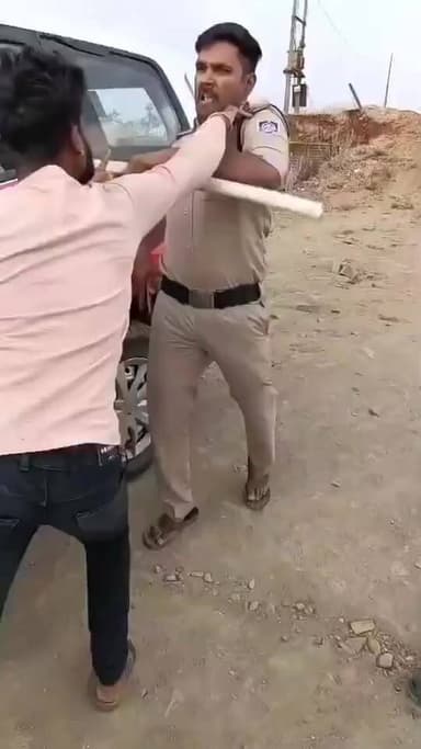 पुलिस और आम जनता के बीच झड़प का वीडियो वायरल।