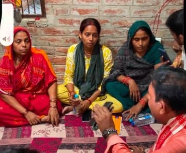 भरत तिवारी प्रकरण पर कांग्रेस का बड़ा हस्तक्षेप, बिलौटी पहुंच न्यायिक जांच और एक करोड़ मुआवजे की उठाई मांग
राज्यसभा सांसद डॉ. अखिलेश प्रसाद सिंह के नेतृत्व में प्रतिनिधिमंडल ने परिजनों से की मुलाकात, न्याय दिलाने का दिया भरोसा
आश्रित को सरकारी नौकरी, सुरक्षा और दोषियों पर कार्रवाई की मांग. न्याय मिलने तक संघर्ष जारी रखने का ऐलान
बक्सर टॉप न्यूज, बक्सर/भोजपुर : भोजपुर जिले के शाहपुर प्रखंड के बिलौटी गांव में भरत तिवारी की पुलिस मुठभेड़ में हुई मृत्यु का मामला लगातार राजनीतिक और सामाजिक चर्चा का विषय बना हुआ है. शनिवार को कांग्रेस पार्टी का एक उच्चस्तरीय प्रतिनिधिमंडल गांव पहुंचा और शोकाकुल परिवार से मुलाकात कर न्याय दिलाने का भरोसा दिया. प्रतिनिधिमंडल ने मामले की उच्चस्तरीय न्यायिक जांच, एक करोड़ रुपये मुआवजा तथा परिवार के एक सदस्य को सरकारी नौकरी देने की मांग उठाई.
प्रतिनिधिमंडल में राज्यसभा सांसद एवं बिहार कांग्रेस के पूर्व प्रदेश अध्यक्ष डॉ. अखिलेश प्रसाद सिंह, पूर्व विधायक संजय कुमार तिवारी उर्फ मुन्ना तिवारी, पूर्व जिला अध्यक्ष डॉ. मनोज पांडेय सहित कांग्रेस के कई वरिष्ठ नेता और कार्यकर्ता शामिल थे. नेताओं ने परिजनों से घटना की विस्तृत जानकारी ली और उनकी पीड़ा साझा करते हुए हर स्तर पर संघर्ष करने का आश्वासन दिया.
न्यायिक जांच की मांग पर जोर
डॉ. अखिलेश प्रसाद सिंह ने कहा कि इस पूरे मामले की जांच पटना उच्च न्यायालय के किसी न्यायाधीश अथवा स्वतंत्र एजेंसी से कराई जानी चाहिए ताकि सच्चाई सामने आ सके. उन्होंने कहा कि लोकतंत्र में कानून का शासन सर्वोपरि है और किसी भी नागरिक को न्याय से वंचित नहीं किया जा सकता. यदि जांच में किसी प्रकार की लापरवाही या नियमों की अनदेखी सामने आती है तो संबंधित अधिकारियों पर कठोर कार्रवाई होनी चाहिए.
मानवाधिकार और न्याय व्यवस्था से जुड़ा मामला
पूर्व विधायक मुन्ना तिवारी ने कहा कि भरत तिवारी की मृत्यु केवल एक परिवार की त्रासदी नहीं है, बल्कि यह न्याय व्यवस्था और मानवाधिकारों से जुड़ा गंभीर विषय है. उन्होंने कहा कि परिजनों द्वारा लगाए गए आरोपों और स्थानीय लोगों के बयानों को गंभीरता से लिया जाना चाहिए तथा निष्पक्ष जांच के माध्यम से सच्चाई सामने लानी चाहिए.
सरकार से तत्काल राहत देने की अपील
पूर्व जिला अध्यक्ष डॉ. मनोज पांडेय ने कहा कि परिवार इस समय आर्थिक, सामाजिक और मानसिक संकट से गुजर रहा है. ऐसे में राज्य सरकार को मानवीय आधार पर तत्काल सहायता उपलब्ध करानी चाहिए. कांग्रेस नेताओं ने मांग की कि परिवार को एक करोड़ रुपये की आर्थिक सहायता, एक आश्रित को सरकारी नौकरी, सुरक्षा तथा न्यायिक सहायता उपलब्ध कराई जाए.
न्याय मिलने तक संघर्ष का ऐलान
कांग्रेस प्रतिनिधिमंडल ने कहा कि मामले को मुख्यमंत्री और पुलिस महानिदेशक के समक्ष भी उठाया जाएगा. पार्टी ने स्पष्ट किया कि जांच रिपोर्ट सार्वजनिक कर दोषियों के खिलाफ विधिसम्मत कार्रवाई सुनिश्चित की जाए. नेताओं ने कहा कि न्याय मिलने तक कांग्रेस लोकतांत्रिक तरीके से संघर्ष जारी रखेगी.
प्रतिनिधिमंडल में भोला ओझा, अशोक राम, डॉ. शशि भूषण पांडेय, संतोष पांडेय सहित दर्जनों कांग्रेस नेता और कार्यकर्ता मौजूद रहे. अंत में सभी नेताओं ने भरत तिवारी को श्रद्धांजलि अर्पित करते हुए शोक संतप्त परिवार के प्रति संवेदना व्यक्त की.