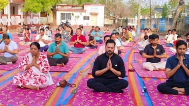 🧘♂️ 12वें अंतर्राष्ट्रीय योग दिवस पर सरदारपुर में आयोजित सामूहिक योग कार्यक्रम में जनप्रतिनिधियों, अधिकारियों एवं नागरिकों ने उत्साहपूर्वक सहभागिता कर योगाभ्यास किया तथा स्वस्थ जीवनशैली अपनाने का संकल्प लिया।
#InternationalYogaDay #YogaForOneEarthOneHealth #sardarpur