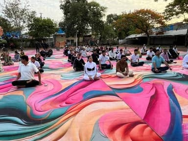 🧘♂️ 12वें अंतर्राष्ट्रीय योग दिवस पर बदनावर में आयोजित सामूहिक योग कार्यक्रम में जनप्रतिनिधियों, अधिकारियों एवं नागरिकों ने उत्साहपूर्वक सहभागिता कर योगाभ्यास किया तथा स्वस्थ जीवनशैली अपनाने का संकल्प लिया।
#InternationalYogaDay #YogaForOneEarthOneHealth #Badnawar
CM Madhya Pradesh
Jansampark Madhya Pradesh