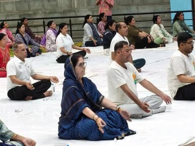 🧘♂️ 12वें अंतर्राष्ट्रीय योग दिवस पर धार के भारतीय खेल प्राधिकरण (साई) परिसर में आयोजित जिला स्तरीय कार्यक्रम में विधायक श्रीमती नीना विक्रम वर्मा की उपस्थिति में 400 से अधिक नागरिकों ने सामूहिक योगाभ्यास किया तथा नियमित योग एवं नशा मुक्ति का संकल्प लिया।
#InternationalYogaDay #YogaForOneEarthOneHealth #Dhar