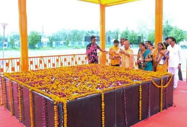 सीएम योगी आदित्यनाथ राठ पहुचे जहां उन्होंने स्वामी ब्रह्मानंद महाराज जी की स्मृति के दर्शन किये.