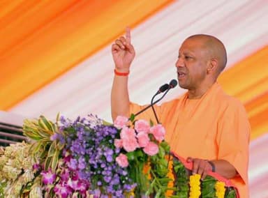 मुख्यमंत्री योगी आदित्यनाथ जी ने हमीरपुर को दी ₹636.82 करोड़ की 75 विकास परियोजनाओं की सौगात*
*बुंदेलखंड अब पिछड़ेपन नहीं, विकास, निवेश और नई संभावनाओं की पहचान बन रहा है : मुख्यमंत्री*
राठ (हमीरपुर)। जनपद हमीरपुर आगमन पर माननीय मुख्यमंत्री श्री योगी आदित्यनाथ जी ने कार्यक्रम का शुभारंभ स्वामी ब्रह्मानंद महाराज की पुण्य स्मृति को नमन करते हुए उनकी भव्य प्रतिमा पर पुष्पांजलि अर्पित कर तथा पुष्पवर्षा कर श्रद्धासुमन अर्पित किए। तत्पश्चात उन्होंने स्वामी ब्रह्मानंद महाराज की समाधि स्थल पर पहुंचकर श्रद्धापूर्वक पुष्प अर्पित किए और प्रदेश तथा जनपद की सुख-समृद्धि, शांति एवं सर्वांगीण विकास की कामना की। इस अवसर पर उपस्थित जनप्रतिनिधियों, अधिकारियों एवं श्रद्धालुओं ने भी श्रद्धा एवं सम्मान के साथ महान संत की तपोभूमि को नमन किया। मुख्यमंत्री जी ने स्वामी ब्रह्मानंद महाराज के आध्यात्मिक एवं सामाजिक योगदान का स्मरण करते हुए उनके आदर्शों को समाज के लिए प्रेरणास्रोत बताया।
इसके उपरांत राठ स्थित ब्रह्मानंद डिग्री कॉलेज मैदान में आयोजित भव्य जनसभा एवं विकास कार्यक्रम में प्रतिभाग करते हुए मुख्यमंत्री जी ने जनपद को ₹636.82 करोड़ की लागत वाली 75 विकास परियोजनाओं की महत्वपूर्ण सौगात प्रदान की। मुख्यमंत्री जी ने 34 विकास परियोजनाओं का लोकार्पण तथा 41 परियोजनाओं का शिलान्यास किया।
कार्यक्रम को संबोधित करते हुए मुख्यमंत्री जी ने राजा हमीरदेव की गौरवशाली विरासत एवं स्वामी ब्रह्मानंद जी के राष्ट्रवादी योगदान का स्मरण किया तथा कहा कि प्रदेश सरकार समाज के अंतिम व्यक्ति तक विकास का लाभ पहुंचाने के लिए प्रतिबद्ध है। उन्होंने कहा कि बुंदेलखंड क्षेत्र में आधारभूत सुविधाओं के विस्तार, सिंचाई संसाधनों के विकास, पेयजल उपलब्धता, सड़क संपर्क, शिक्षा एवं स्वास्थ्य सेवाओं को सुदृढ़ बनाने के लिए निरंतर कार्य किया जा रहा है।
मुख्यमंत्री जी ने कहा कि वर्ष 2017 से पूर्व बुंदेलखंड क्षेत्र पेयजल संकट, खराब सड़कों और सीमित विकास सुविधाओं के लिए जाना जाता था, जबकि आज डबल इंजन सरकार के प्रयासों से यह क्षेत्र विकास की नई पहचान बन रहा है। उन्होंने कहा कि "हर घर नल योजना" के माध्यम से लाखों परिवारों तक शुद्ध पेयजल पहुंचाया गया है, जिससे विशेष रूप से माताओं एवं बहनों को बड़ी राहत मिली है।
मुख्यमंत्री जी ने कहा कि प्रदेश सरकार की जीरो टॉलरेंस नीति के कारण आज उत्तर प्रदेश में माफिया और अपराधियों के लिए कोई स्थान नहीं है। भूमि, खनन एवं अन्य माफियाओं के विरुद्ध प्रभावी कार्रवाई की गई है तथा कानून व्यवस्था को सुदृढ़ बनाया गया है। महिलाओं की सुरक्षा सरकार की सर्वोच्च प्राथमिकताओं में शामिल है।
उन्होंने कहा कि बुंदेलखंड एक्सप्रेस-वे, डिफेंस कॉरिडोर तथा औद्योगिक निवेश की विभिन्न परियोजनाओं के माध्यम से बुंदेलखंड आर्थिक विकास के नए केंद्र के रूप में उभर रहा है। झांसी क्षेत्र में विकसित किया जा रहा बुंदेलखंड औद्योगिक विकास प्राधिकरण (बीडा) युवाओं के लिए रोजगार और स्वरोजगार के नए अवसर सृजित करेगा। उन्होंने कहा कि अनेक राष्ट्रीय एवं अंतरराष्ट्रीय कंपनियां क्षेत्र में निवेश कर रही हैं, जिससे स्थानीय स्तर पर रोजगार के अवसर बढ़ेंगे।
मुख्यमंत्री जी ने स्थानीय शिक्षा एवं स्वास्थ्य सुविधाओं को और सुदृढ़ बनाने की आवश्यकता पर बल देते हुए स्वामी ब्रह्मानंद महाविद्यालय को विश्वविद्यालय के रूप में विकसित करने हेतु प्रस्ताव तैयार करने का आह्वान किया। साथ ही जनपद में मेडिकल कॉलेज की स्थापना की दिशा में भी तेजी से कार्य किए जाने की बात कही।
अंतर्राष्ट्रीय योग दिवस के अवसर पर मुख्यमंत्री जी ने पर्यावरण संरक्षण एवं जल संवर्धन का संदेश देते हुए नागरिकों से जल का सदुपयोग करने का आह्वान किया। उन्होंने किसानों से आधुनिक सिंचाई तकनीकों को अपनाने तथा जनसामान्य से व्यापक वृक्षारोपण अभियान में सहभागिता सुनिश्चित करने की अपील की।
कार्यक्रम के दौरान माननीय मुख्यमंत्री जी ने विभिन्न जनकल्याणकारी योजनाओं के लाभार्थियों को लगभग ₹6.49 करोड़ से अधिक की सहायता एवं लाभ वितरित किए। मुख्यमंत्री युवा स्वरोजगार योजना एवं मुख्यमंत्री युवा उद्यमी विकास अभियान योजना के अंतर्गत लाभार्थियों को स्वरोजगार हेतु वित्तीय सहायता प्रदान की गई। मुख्यमंत्री आवास योजना (ग्रामीण), प्रधानमंत्री आवास योजना (ग्रामीण), मुख्यमंत्री कृषक दुर्घटना कल्याण योजना, मुख्यमंत्री कन्या सुमंगला योजना, परिवार नियोजन योजना एवं जननी सुरक्षा योजना के लाभार्थियों को सहायता एवं स्वीकृति-पत्र वितरित किए गए।
उत्तर प्रदेश राज्य ग्रामीण आजीविका मिशन के अंतर्गत महिला स्वयं सहायता समूह को ₹6.30 करोड़ का सामुदायिक निवेश कोष (सीआईएफ) प्रदान किया गया। इसके अतिरिक्त प्रधानमंत्री जन आरोग्य योजना के अंतर्गत आयुष्मान कार्ड वितरित किए गए तथा ओडीओपी के अंतर्गत जूती टूलकिट उपलब्ध कराया गया। मुख्यमंत्री बाल सेवा योजना के अंतर्गत पात्र बालक को उसके भविष्य निर्माण हेतु लैपटॉप प्रदान किया गया।
मुख्यमंत्री जी ने कहा कि प्रदेश सरकार की प्राथमिकता गरीब, किसान, महिला, युवा एवं कमजोर वर्गों को विकास की मुख्यधारा से जोड़ना है तथा जनकल्याणकारी योजनाओं के माध्यम से उनके जीवन स्तर में सकारात्मक परिवर्तन लाना है।
कार्यक्रम के अंतर्गत जनपद हमीरपुर में कुल 75 परियोजनाओं में से 34 परियोजनाओं का लोकार्पण ₹225.08 करोड़ की लागत से तथा 41 परियोजनाओं का शिलान्यास ₹411.73 करोड़ की लागत से किया गया। इनमें हमीरपुर विधानसभा क्षेत्र की 45 परियोजनाएं ₹284.46 करोड़ तथा राठ विधानसभा क्षेत्र की 30 परियोजनाएं ₹352.35 करोड़ की लागत से संबंधित हैं।
इस अवसर पर माननीय जल शक्ति राज्य मंत्री एवं जनपद प्रभारी मंत्री श्री रामकेश निषाद, माननीय राज्यसभा सांसद श्री बाबूराम निषाद, माननीय जिला पंचायत अध्यक्ष श्रीमती जयन्ती राजपूत, माननीय विधायक हमीरपुर सदर डॉ. मनोज कुमार प्रजापति, माननीय विधायक राठ श्रीमती मनीषा अनुरागी, यूपी कोऑपरेटिव के उप सभापति श्री बृज किशोर गुप्ता, भाजपा जिला अध्यक्ष श्रीमती शकुन्तला निषाद, पूर्व सांसद श्री पुष्पेन्द्र सिंह चंदेल, मण्डलायुक्त चित्रकूटधाम मण्डल श्री अजीत कुमार, उप महानिरीक्षक श्री राजेश एस, जिलाधिकारी श्री अभिषेक गोयल, पुलिस अधीक्षक श्री मृगांक शेखर पाठक, वरिष्ठ प्रशासनिक एवं पुलिस अधिकारीगण, अन्य जनप्रतिनिधिगण तथा बड़ी संख्या में क्षेत्रीय नागरिक उपस्थित रहे।
— जिला सूचना अधिकारी, हमीरपुर
— संपर्क सूत्र : 9453005396
