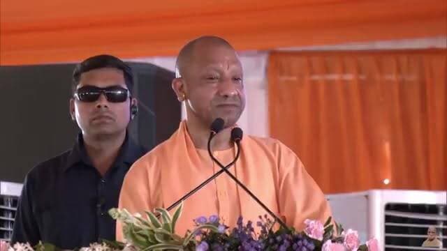 योगी ने विपक्षी पार्टियों पर बोला हमला कहा जिन्होंने उत्तर प्रदेश पर संकट खड़ा किया था आज उन पर संकट खड़ा हो गया है
राठ में गरजे CM योगी: "बुंदेलखंड पहले पहचान को मोहताज था, अब विकास की नई पहचान बना"
राठ में गरजे CM योगी: समाजवादी पार्टी पर साधा निशाना, बोले- "हर जिले में माफिया खड़े कर दिए गए थे, गरीबों की जमीनों पर होता था कब्जा"
हमीरपुर के राठ में आयोजित कार्यक्रम को संबोधित करते हुए मुख्यमंत्री योगी आदित्यनाथ ने बुंदेलखंड के विकास और कानून व्यवस्था को लेकर अपनी सरकार की उपलब्धियां गिनाईं। उन्होंने कहा कि एक समय बुंदेलखंड पहचान के लिए मोहताज था, लेकिन आज यह क्षेत्र विकास, निवेश और बेहतर बुनियादी सुविधाओं के लिए जाना जा रहा है।
मुख्यमंत्री ने समाजवादी पार्टी पर तीखा हमला बोलते हुए कहा कि पिछली सरकार में प्रत्येक जिले में माफिया खड़े कर दिए गए थे। ये माफिया गरीबों और कमजोर वर्गों की जमीनों पर अवैध कब्जा करते थे और कानून व्यवस्था को चुनौती देते थे। उन्होंने कहा कि उनकी सरकार ने माफियाओं के खिलाफ सख्त कार्रवाई कर प्रदेश में कानून का राज स्थापित किया है।
योगी आदित्यनाथ ने कहा कि आज उत्तर प्रदेश विकास, सुरक्षा और सुशासन के नए मानक स्थापित कर रहा है और बुंदेलखंड भी इस परिवर्तन का बड़ा केंद्र बन चुका है।
राठ में मुख्यमंत्री योगी आदित्यनाथ का विपक्ष पर बड़ा हमला। बोले- "समाजवादी पार्टी की सरकार में हर जिले में माफिया खड़े कर दिए गए थे, जो गरीबों की जमीनों पर कब्जा करते थे।" साथ ही कहा, "बुंदेलखंड पहले पहचान को मोहताज था, अब विकास की नई पहचान बन चुका है।"
#YogiAdityanath #Rath #Hamirpur #Bundelkhand #UPPolitics #HamirpurTimes #BreakingNews #UttarPradesh #CMYogi #SPParty