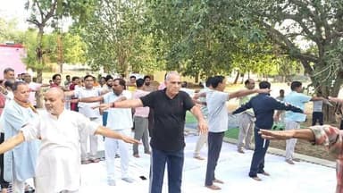 #श्योपुर-/ वन विकास निगम के अध्यक्ष श्री रामनिवास रावत के मुख्य आतिथ्य में अंतरराष्ट्रीय योग दिवस के अवसर पर कन्याशाला स्कूल प्रांगण विजयपुर में शिक्षा विभाग द्वारा सामूहिक योगाभ्यास कार्यक्रम आयोजित किया गया l
इस अवसर पर नगरपरिषद विजयपुर के अध्यक्ष श्री कमलेश कुशवाह, भाजपा मंडल अध्यक्ष श्री शुभम मुदगल, बीईओ श्री अशोक दंडोतिया, सीईओ जनपद श्री दीपक धाकड़ सहित अन्य अधिकारी जनप्रतिनिधियों ने उपस्थित होकर सामूहिक योगाभ्यास किया।
-
CM Madhya Pradesh
Jansampark Madhya Pradesh
#JansamparkMP
#sheopur