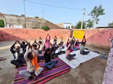 अंतर्राष्ट्रीय योग दिवस पर जिले के सीएससी अटल सेवा केंद्रों में योग शिविरों का आयोजन
------
#श्योपुर-/ अंतर्राष्ट्रीय योग दिवस के अवसर पर श्योपुर जिले की समस्त ग्राम पंचायतों में संचालित सीएससी अटल सेवा केंद्रों पर वीएलई द्वारा योग शिविरों का आयोजन किया गया। कार्यक्रम में ग्रामीण नागरिकों, महिलाओं, युवाओं, विद्यार्थियों तथा जनप्रतिनिधियों ने उत्साहपूर्वक भाग लेकर योग एवं प्राणायाम का अभ्यास किया।
योग प्रशिक्षकों के मार्गदर्शन में प्रतिभागियों ने विभिन्न योगासन एवं प्राणायाम किए तथा स्वस्थ एवं संतुलित जीवनशैली अपनाने का संकल्प लिया। इस अवसर पर सरपंच, सचिव एवं अन्य जनप्रतिनिधियों ने योग के महत्व पर प्रकाश डालते हुए कहा कि नियमित योगाभ्यास व्यक्ति को शारीरिक, मानसिक एवं आध्यात्मिक रूप से सशक्त बनाता है।
कार्यक्रम के दौरान सीएससी वीएलई द्वारा ग्रामीणों को कॉमन सर्विस सेंटर के माध्यम से संचालित विभिन्न जनकल्याणकारी एवं डिजिटल सेवाओं की जानकारी भी प्रदान की गई। ग्रामीणों को आयुष्मान भारत योजना, बीमा सेवाएं, बैंकिंग सेवाएं, पेंशन योजनाएं, टेली-लॉ, ऑनलाइन शिक्षा, कौशल विकास, पैन कार्ड, आधार सेवाएं, डिजीपे एवं अन्य शासकीय सेवाओं के संबंध में जागरूक किया गया।
जिलेभर में आयोजित इन योग शिविरों के माध्यम से स्वास्थ्य जागरूकता, डिजिटल सशक्तिकरण एवं जनभागीदारी को बढ़ावा मिला। कार्यक्रम के अंत में उपस्थित सभी लोगों ने नियमित योग करने तथा समाज में स्वास्थ्य के प्रति जागरूकता फैलाने का संकल्प लिया।
-
CM Madhya Pradesh
Jansampark Madhya Pradesh
#JansamparkMP
#sheopur