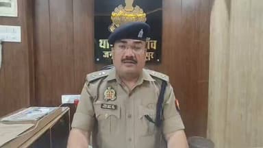 #gorakhpurpolice
#PoliceAction
➡️थाना बांसगाव क्षेत्रान्तर्गत स्थित ग्राम बलुआ में छोटे भाई द्वारा अपने बडे भाई, बडे भाई की पत्नी व बच्चे की हत्या कर दी गयी। बाल अपचारी को पुलिस हिरासत में लिया गया। घटनास्थल का निरीक्षण वरिष्ठ पुलिस अधीक्षक व अन्य अधिकारी/कर्मचारीगण द्वारा किया गया। जिसके संबंध में पुलिस अधीक्षक दक्षिणी द्वारा दी गयी गयी वीडियो बाइट-
#UPPolice
@dgpup @AdgGkr @adgzonegkr @diggorakhpur