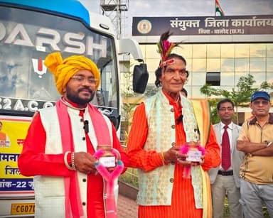 भारतीय संस्कृति, आस्था और राष्ट्रीय स्वाभिमान के प्रतीक सोमनाथ धाम से जुड़ने के लिए छत्तीसगढ़ में सोमनाथ स्वाभिमान पर्व के अंतर्गत 22 से 26 जून 2026 तक सोमनाथ स्वाभिमान सांस्कृतिक यात्रा का आयोजन किया जा रहा है।
यात्रा में प्रदेश के 1000 विशिष्टजन विशेष ट्रेन के माध्यम से गुजरात स्थित सोमनाथ धाम पहुंचेंगे। जिसमें बालोद जिले के भी 16 यात्री भी जीवनदायिनी तांदुला नदी की पवित्र मिट्टी और जल लेकर यात्रा में शामिल होंगे।
जिला पंचायत के उपाध्यक्ष श्री तोमन साहू ने आज प्रातः संयुक्त जिला कार्यालय परिसर से जिले के यात्रियों को बस के माध्यम से रायपुर रेल्वे स्टेशन हेतु रवाना किया। इस दौरान उन्होंने यात्रियों को शुभकामनाएं प्रेषित की। इस अवसर पर डिप्टी कलेक्टर श्री आशीष पेंद्रो, नोडल अधिकारी श्री ए.के. जांगड़े आदि मौजूद थे।
#सोमनाथ_स्वाभिमान_पर्व
#सोमनाथ_स्वाभिमान_यात्रा
#baloddistrict
#chhattisgarh