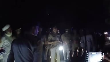गोलीकांड से दहला बेनीगंज क्षेत्र, किसान को मारी गोली, हालत गंभीर, गांव में दहशत का माहौल
.
#हरदोई: बेनीगंज कोतवाली क्षेत्र में रविवार की शाम उस समय सनसनी फैल गई जब धरौली गांव के पास बाइक से जा रहे एक व्यक्ति को घात लगाकर गोली मार दी गई। घटना के बाद पूरे इलाके में हड़कंप मच गया और मौके पर भारी संख्या में ग्रामीणों की भीड़ जमा हो गई। सूचना मिलते ही पुलिस के कई अधिकारी घटनास्थल पर पहुंच गए और मामले की जांच शुरू कर दी गई है।
बताया जा रहा है कि धरौली गांव निवासी 55 वर्षीय बलविंदर सिंह पुत्र लखबीर सिंह अपने घर से बाइक द्वारा अटवा गांव स्थित चक्की पर आटा लेने जा रहे थे। जैसे ही वह हरपाल सिंह के झाले से लगभग 500 मीटर आगे पहुंचे, तभी पहले से घात लगाए बैठे आरोपी रामशंकर विश्वकर्मा पुत्र ठाकुर प्रसाद निवासी धरौली ने अचानक उन पर फायरिंग कर दी। गोली बलविंदर सिंह के दाहिने सीने में लगी, जिससे वह गंभीर रूप से घायल होकर सड़क पर गिर पड़े।
गोली चलने की आवाज सुनते ही परिजन और आसपास के ग्रामीण मौके की ओर दौड़े। घायल अवस्था में पड़े बलविंदर सिंह को तत्काल सामुदायिक स्वास्थ्य केंद्र कोथावां ले जाया गया, जहां हालत गंभीर होने पर डॉक्टरों ने उन्हें जिला अस्पताल रेफर कर दिया। बाद में स्थिति नाजुक देखते हुए उन्हें लखनऊ ट्रॉमा सेंटर भेजा गया। परिजनों के अनुसार उनकी हालत अभी भी चिंताजनक बनी हुई है।
घायल के पुत्र हरपाल सिंह ने आरोप लगाते हुए बताया कि आरोपी पक्ष से जमीन को लेकर पुराना विवाद चल रहा था। उनका कहना है कि कई वर्ष पूर्व उनके पिता ने राजेश विश्वकर्मा उर्फ फौजी के हिस्से की जमीन रुपए देकर बैनामा कराई थी। उस समय आरोपी रामशंकर विश्वकर्मा हत्या के मामले में जेल में बंद था। जेल से वापस आने के बाद से वह लगातार जमीन को लेकर विरोध कर रहा था और कई बार जान से मारने की धमकी भी दे चुका था।
परिजनों ने यह भी आरोप लगाया कि करीब एक वर्ष पहले भी खेत की जुताई के दौरान रामशंकर विश्वकर्मा ने बलविंदर सिंह पर फायरिंग की थी, जिसमें वह बाल-बाल बच गए थे। उस घटना की शिकायत भी कोतवाली बेनीगंज में की गई थी, लेकिन पुलिस द्वारा कोई सख्त कार्रवाई नहीं की गई। परिजनों का आरोप है कि यदि समय रहते कार्रवाई हुई होती तो आज यह घटना नहीं होती।
घटना की सूचना फैलते ही क्षेत्र में दहशत का माहौल बन गया। सैकड़ों की संख्या में ग्रामीण घटनास्थल पर जमा हो गए। मौके पर पहुंची पुलिस ने जांच-पड़ताल शुरू कर दी है तथा आरोपियों की गिरफ्तारी के लिए दबिश दी जा रही है।
घटना स्थल पर पहुंचे पुलिस अधीक्षक अशोक मीणा का कहना है कि मामले की गंभीरता से जांच की जा रही है और आरोपियों को जल्द गिरफ्तार कर कानूनी कार्रवाई की जाएगी।
#रिपोर्ट: पुनीत मिश्रा/बेनीगंज