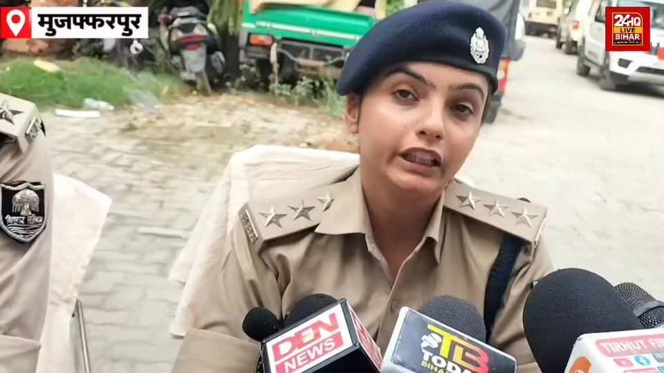 मुजफ्फरपुर: साहेबगंज थाना परिसर में मुहर्रम पर्व को शांतिपूर्ण एवं सौहार्दपूर्ण माहौल में संपन्न कराने को लेकर शांति समिति की बैठक आयोजित की गई। बैठक में प्रशासन और पुलिस अधिकारियों ने लोगों से आपसी भाईचारे के साथ पर्व मनाने की अपील की।
पुलिस अधिकारियों ने स्पष्ट किया कि जुलूस के दौरान प्रतिबंधित डीजे बजाने, मरकड़ी (खतरनाक पटाखे) फोड़ने और कानून-व्यवस्था भंग करने वालों के खिलाफ सख्त कार्रवाई की जाएगी। प्रशासन ने सभी अखाड़ा समितियों और स्थानीय लोगों से निर्धारित नियमों का पालन करने का आग्रह किया।
#Muzaffarpur #Sahebganj #Muharram #BiharNews #Police #LawAndOrder