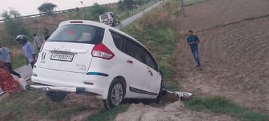 अर्टिगा कार ने बाइक सवार को मारी टक्कर, मौ**त
#MAU #maunews #maupolice
मऊ जिले में पूर्वांचल एक्सप्रेसवे की सर्विस लेन पर एक सड़क हादसे में 28 वर्षीय युवक संतोष की मौत हो गई। रानीपुर थाना क्षेत्र के चालहा अंडरपास के पास कार और बाइक की आमने-सामने की टक्कर हुई। पुलिस ने दुर्घटनाग्रस्त कार को कब्जे में लेकर जांच शुरू कर दी है।
मृतक की पहचान सरायलखंसी थाना क्षेत्र के बगली पिजड़ा निवासी संतोष (28 वर्ष) पुत्र रामनाथ के रूप में हुई है।