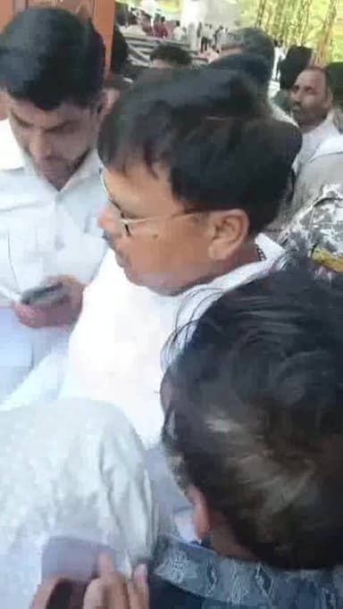 *जन चौपाल में किसान की पुकार: टूटे बिजली खंभे-तार से फसल पर संकट
खोड़। खोड़ में आयोजित जन चौपाल में किसान सुखेन्द्र राय ने*
अपने क्षेत्र की सभी खबरें के लिए डाउनलोड करें शुरू ऐप* (Shuru App) 👇🏻
https://shuru.co.in/dl/pefjQ6