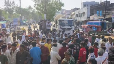 किसानों का चक्काजाम, यातायात ठप, छबड़ा में डीएपी खाद संकट पर, डीएपी खाद की किल्लत से परेशान किसानों ने छबड़ा में एक बार फिर जाम लगा दिया दिया, खाद वितरण केंद्र के बाहर बड़ी संख्या में किसानों ने प्रदर्शन करते हुए प्रशासन के खिलाफ नारेबाजी की। किसानों का आरोप है कि घंटों लाइन में लगने के बावजूद उन्हें खाद नहीं मिल रहा है।
#dcdmbaran #CMORajasthan #Baran #baransp #RoadJaam #chhabra #chhabrasdm #vairalpost #trendingnews #viralnews #BreakingNews