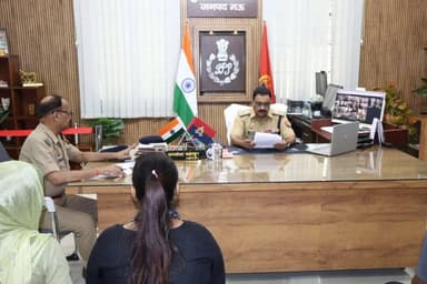 जन शिकायतों को प्राथमिकता के आधार पर निस्तारण कराए जाने के क्रम में पुलिस अधीक्षक मऊ श्री कमलेश बहादुर द्वारा पुलिस कार्यालय में उपस्थित रहकर की जा रही जनसुनवाई। https://t.co/IxV9d8rMqT