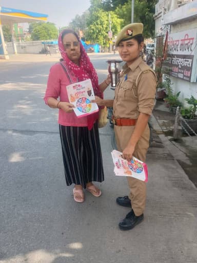 आज दिनांक 22.06.2026 को मिशन शक्ति फेज-5 के अंतर्गत जनपद के विभिन्न थानों की एंटी रोमियो टीमों द्वारा व्यापक जनजागरूकता अभियान चलाकर बालक-बालिकाओं एवं महिलाओं को नारी सुरक्षा, सम्मान एवं स्वावलंबन के प्रति जागरूक किया गया।
अभियान के दौरान महिलाओं एवं छात्र-छात्राओं को 1090, 112, 181, 1098 एवं 1076 हेल्पलाइन नंबरों की जानकारी दी गई। साथ ही UPCOP App के माध्यम से उपलब्ध जनसेवाओं, साइबर सुरक्षा, सोशल मीडिया (WhatsApp, X, Facebook, Instagram आदि) के सुरक्षित एवं जिम्मेदार उपयोग तथा महिला सशक्तिकरण एवं राज्य सरकार द्वारा संचालित विभिन्न महिला कल्याणकारी योजनाओं के बारे में विस्तार से अवगत कराया गया। एंटी रोमियो टीमों द्वारा महिलाओं एवं बालिकाओं को यह आश्वासन भी दिया गया कि किसी भी प्रकार की छेड़छाड़, उत्पीड़न, साइबर अपराध अथवा अन्य समस्या की स्थिति में पुलिस त्वरित सहायता एवं आवश्यक विधिक कार्रवाई सुनिश्चित करेगी। कमिश्नरेट कानपुर नगर महिलाओं की सुरक्षा, सम्मान एवं विश्वास को सर्वोच्च प्राथमिकता देते हुए निरंतर जनजागरूकता अभियान संचालित कर रहा है। @wpl1090