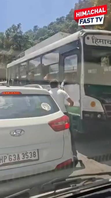 "शिमला में रोड रेज का हाई-वोल्टेज ड्रामा, फ्लाइंग गियर लगाने की कोशिश पर भड़के लोग"
"टूटीकंडी क्रॉसिंग पर ट्रैफिक जाम के बीच हंगामा, चालक को लोगों ने घेरा"
शिमला,ब्यूरो रिपोर्ट
#Shimla #RoadRage #Tutikandi #TrafficJam #ShimlaNews #ViralVideo #TrafficRules #HimachalNews #BreakingNews #RoadSafety #HimachalPradesh #LocalNews #TrendingNews #TrafficViolation #ViralInShimla