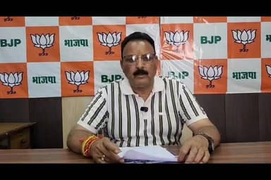 "प्रदेश कांग्रेस सरकार के शिक्षा संबंधी निर्णय चिंताजनक: इंद्र सिंह गांधी"
"शिक्षा व्यवस्था से खिलवाड़ बर्दाश्त नहीं: इंद्र सिंह गांधी"
मंडी,रिपोर्ट तरनदीप सिंह
इंद्र सिंह गांधी ने प्रदेश कांग्रेस सरकार के शिक्षा संबंधी निर्णयों पर चिंता जताते हुए कहा कि सरकार की नीतियां छात्रों और शिक्षा व्यवस्था के हित में नहीं हैं। उन्होंने शिक्षा क्षेत्र में लिए जा रहे फैसलों की समीक्षा करने की मांग की।
#InderSinghGandhi #HimachalPradesh #CongressGovernment #EducationPolicy #HimachalNews #EducationSystem #PoliticalNews #LatestNews #HimachalPolitics #Students #EducationConcern #BreakingNews #NewsUpdate #ViralNews #HimachalUpdates