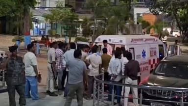 गोपालगंज . अभिनेता पंकज त्रिपाठी के बड़े भाई बिजेंद्र नाथ तिवारी पर धारदार हथियार से जानलेवा हमला. गंभीर हालत में पटना रेफर. पुरानी रंजिश की आशंका, आरोपी की पहचान, गिरफ्तारी को लेकर पुलिस की लगातार छापेमारी जारी.
#pankajtripathi #bignews #gopalganj #crimenews #bignews