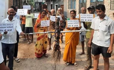 मुंगेर के जमालपुर नगर परिषद में जर्जर सड़क, पानी और स्ट्रीट लाइट की समस्या पर फूटा जनता का गुस्सा नगर परिषद ईओ का किया पुतला दहन
