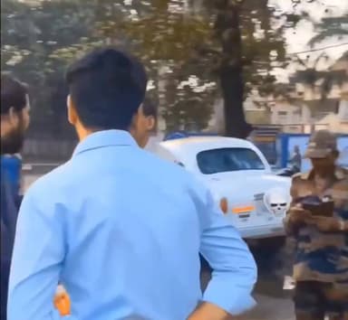 झारखंड में गज़ब कारनामा हो गया।
एक दरोगा साहब बिना हेलमेट बाइक से जा रहे थे, तभी DTO साहब ने खुद उन्हें पकड़ लिया। #jharkhand #daroga #DTO #CMBihar