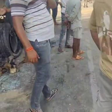 तेज रफ्तार का कहर: ट्रक में पीछे से घुसी बोलेरो, कई लोग घायल
फतेहपुर में देर रात सड़क हादसा, घायलों को एंबुलेंस से पहुंचाया गया अस्पताल
लगातार बढ़ रहे सड़क हादसों ने उठाए यातायात सुरक्षा पर सवाल
✒️रिपोर्ट नागेंद्र पांडये
फतेहपुर। उत्तर प्रदेश के फतेहपुर जनपद में एक बार फिर सड़क हादसे ने लोगों को झकझोर दिया। सोमवार तड़के गाजीपुर थाना क्षेत्र के कोर्रा कनक गांव के पास एक बोलेरो वाहन पीछे से ट्रक में जा टकराई, जिससे उसमें सवार कई लोग घायल हो गए। स्थानीय पुलिस और राहत टीम ने तत्काल मौके पर पहुंचकर घायलों को उपचार के लिए सामुदायिक स्वास्थ्य केंद्र भेजा। घटना के बाद क्षेत्र में शांति व्यवस्था सामान्य बनी हुई है।
जनपद में सड़क दुर्घटनाओं का सिलसिला थमने का नाम नहीं ले रहा है। सोमवार तड़के करीब 2:30 बजे गाजीपुर थाना क्षेत्र के कोर्रा कनक गांव के समीप एक बोलेरो वाहन (UP 71 Y 4928) आगे चल रहे ट्रक (UP 79 AT 8409) से पीछे से जा टकराई। टक्कर इतनी तेज थी कि बोलेरो के अगले हिस्से के परखच्चे उड़ गए और उसमें बैठे लोग घायल हो गए।
प्राप्त जानकारी के अनुसार हादसे में इंद्रजीत पुत्र चंद्रपाल (45 वर्ष), विकास पुत्र इंद्रजीत (17 वर्ष) तथा जगन्नाथ (लगभग 50 वर्ष) सहित अन्य लोग घायल हुए हैं। सभी घायल गढ़ सुदीन का डेरा, थाना ललौली, जनपद फतेहपुर के निवासी बताए जा रहे हैं।
घटना की सूचना मिलते ही स्थानीय पुलिस और आपातकालीन सेवाएं मौके पर पहुंचीं। घायलों को तत्काल एंबुलेंस की सहायता से उनके परिजनों के साथ सामुदायिक स्वास्थ्य केंद्र (CHC) गाजीपुर भेजा गया, जहां उनका उपचार कराया जा रहा है।
पुलिस सूत्रों के अनुसार दुर्घटना के बाद सड़क पर कुछ समय के लिए अफरा-तफरी का माहौल रहा, लेकिन पुलिस ने तत्परता दिखाते हुए स्थिति को नियंत्रित कर लिया। प्रशासन ने स्पष्ट किया है कि क्षेत्र में कानून-व्यवस्था की कोई समस्या नहीं है।
स्थानीय लोगों का कहना है कि जिले में लगातार हो रहे सड़क हादसे चिंता का विषय बनते जा रहे हैं। रात के समय तेज रफ्तार, थकान और यातायात नियमों की अनदेखी दुर्घटनाओं की बड़ी वजह बन रही है। ऐसे में लोगों ने प्रशासन से सड़क सुरक्षा उपायों को और प्रभावी बनाने की मांग की है।
फतेहपुर में हुई यह दुर्घटना एक बार फिर सड़क सुरक्षा को लेकर गंभीर सवाल खड़े करती है। विशेषज्ञों का मानना है कि यातायात नियमों का पालन, वाहन की नियमित जांच और रात्रिकालीन यात्रा के दौरान अतिरिक्त सावधानी कई दुर्घटनाओं को रोक सकती है। फिलहाल घायल उपचाराधीन हैं और पुलिस मामले की जांच कर रही है l
🟥 ND NEWS की विशेष अपील
ND NEWS | दैनिक निष्पक्ष धारा सभी वाहन चालकों से अपील करता है कि सड़क पर वाहन चलाते समय यातायात नियमों का पालन करें और तेज गति से बचें। कुछ मिनट की जल्दबाजी जीवनभर का दर्द बन सकती है।
जनहित में सुझाव
✅ रात्रि यात्रा के दौरान पर्याप्त आराम के बाद ही वाहन चलाएं।
✅ ओवरस्पीडिंग और लापरवाही से बचें।
✅ सीट बेल्ट और सुरक्षा मानकों का पालन करें।
✅ वाहन की नियमित तकनीकी जांच कराएं।
✅ सड़क किनारे खड़े वाहनों पर रिफ्लेक्टर और चेतावनी संकेत लगाएं।
✅ प्रशासन दुर्घटना संभावित क्षेत्रों में विशेष निगरानी बढ़ाए।
"सुरक्षित यात्रा ही सफल यात्रा है, सावधानी ही जीवन की सबसे बड़ी सुरक्षा है।"
👇👇
@dgpup
@RSSorg
@UPGovt
@wpl1090
@RSSgeet
@Uppolice
@MIB_India
@PMOIndia
@HMOIndia
@abmanglik
@VHPDigital
@igrangealld
@myogioffice
@InfoDeptUP
@dmfatehpur
@sdmsadarftp
@CMOfficeUP
@CMOUP_RC
@UPPRD1948
@ChiefSecyUP
@ChiefSecyUP
@MahantYogiG
@FatehpurSdm
@fatehpurpolice
@BajrangDalOrg
@112UttarPradesh
@myogiadityanath
@CommissionerPrg
@ADGZonPrayagraj
👇👇👇
#NDNews #दैनिकनिष्पक्षधारा #Fatehpur #RoadAccident #Ghazipur #BoleroAccident #TruckCollision #RoadSafety #UPPolice #TrafficSafety #FatehpurNews #AbhimanyuMangalik #NDNewsChannel
👇👇👇
🟥 ND NEWS | दैनिक निष्पक्ष धारा
मुख्य संपादक / संस्थापक: राजन सिंह हाड़ा
सह-संपादक: शालिनी सिंह भदौरिया
✒️ रिपोर्ट : सहयोगी शिवा गुप्ता के साथ जिला ब्यूरो अजय श्रीवास्तव
📍 कार्यालय-3: U158, हीरा स्वीट्स के पास, विकास मार्ग, लक्ष्मी नगर, पूर्वी दिल्ली, पिन कोड – (110092) (NCR)
📍 कार्यालय-2: विधानसभा रोड, बर्लिंगटन चौराहा, लखनऊ (226001) (UP)
📍 कार्यालय-1: 1/1 अटल बिहारी चौराहा, नियर बर्मा चौराहा, फतेहपुर (212601) (UP)
📅 दिनांक: 22 जून 2026
📆 दिन: सोमवार
📧 Email: ndnewschannel@gmail.com
📞 मोबाइल: 9696119696