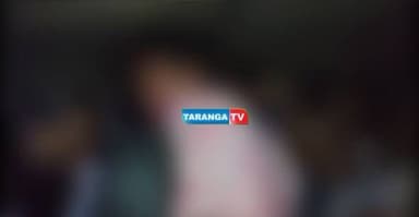 শিলচর সদর থানা এলাকায় একটি বাড়িতে চলা কথিত দে"হ*ব্য*বসা চক্রকে কেন্দ্র করে রবিবার গভীর রাতে উ*ত্তে"জ*না*ক*র পরিস্থিতির সৃষ্টি হয়। স্থানীয় বাসিন্দাদের অভিযোগের ভিত্তিতে পুলিশ অভিযান চালিয়ে চক্রের সঙ্গে জড়িত থাকার অভিযোগে ২ যুবতী, ১ বয়স্ক মহিলা, তিন যুবক এবং এক না"বালিকাসহ সাতজনকে আটক করে।