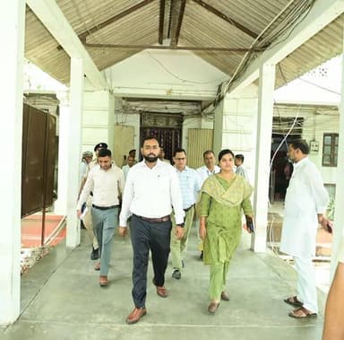 पदभार ग्रहण करने के साथ ही एक्शन मोड में जिलाधिकारी
जिलाधिकारी श्री सौरभ सुमन यादव आज पदभार ग्रहण करने के साथ ही एक्शन मोड में दिखे। उनके द्वारा समाहरणालय मुख्य भवन स्थित स्थापना शाखा, नजारत शाखा, सामान्य शाखा एवं आपदा प्रबंधन शाखा का निरीक्षण किया गया।
निरीक्षण के दौरान शाखा में कार्यरत कर्मियों से परिचय प्राप्त किया गया और उनको आवंटित कार्य की जानकारी ली गई। इस दौरान कार्यालय के प्रधान सहायक को सही तरीके से कार्य पुस्तक (लॉग बुक) संधारित करने का निर्देश दिया गया ताकि यह पता चल सके कि किस सहायक के पास कितना कार्य लंबित है और उसका सही तरीके से अनुश्रवण किया जा सके।
डीएम के द्वारा कार्यालय को स्वच्छ बनाए रखने, कार्यालय में अनावश्यक लोगों के प्रवेश को वर्जित करने एवं कार्यालय कार्य संस्कृति में आवश्यक सुधार लाने का निर्देश दिया गया। उन्होंने कहा कि सभी कार्यालय कर्मी समय से कार्यालय आएं, अपना बायोमेट्रिक उपस्थिति दर्ज करें और जनता के आवेदनों के निष्पादन को प्राथमिकता देते हुए उसका गुणवत्तापूर्ण निष्पादन करें।
उन्होंने कहा कि सभी कार्यालयों का समय-समय पर निरीक्षण किया जाएगा।
निरीक्षण के समय सहायक समाहर्ता श्री राज कृष्ण झा, वरीय उप समाहर्ता श्रीमती प्रेमलता, प्रभारी पदाधिकारी आपदा प्रबंधन श्री अखिलेश कुमार एवं जिला जनसंपर्क पदाधिकारी श्री ज्ञानेश्वर प्रकाश उपस्थित थे।
Information & Public Relations Department, Government of Bihar