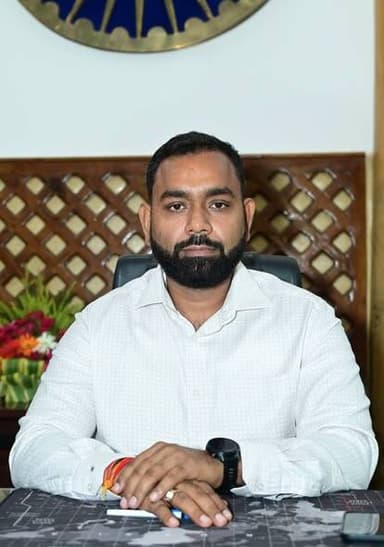 श्री सौरभ सुमन यादव ने पूर्वी चंपारण के नए जिलाधिकारी के रूप में अपना पदभार ग्रहण किया।
आज दिनांक 22.06.2026 को श्री सौरभ सुमन यादव,भारतीय प्रशासनिक सेवा (2019 बैच) ने पूर्वी चंपारण के जिलाधिकारी एवं जिला दंडाधिकारी के रूप में अपना आधिकारिक पदभार ग्रहण किया। कार्यभार संभालने के समय अपर समाहर्ता श्री मुकेश कुमार सिंहा, अपर समाहर्ता (लोक शिकायत निवारण) श्री शैलेंद्र कुमार भारती, अपर समाहर्ता (विभागीय जांच)मो.
सिबगतुल्लाह, सहायक समाहर्ता श्री राज कृष्ण झा, वरीय कोषागार पदाधिकारी श्री विजय कुमार, वरीय उप समाहर्ता श्रीमती प्रेमलता,वरीय उप समाहर्ता श्री अमरेश कुमार, जिला जनसंपर्क पदाधिकारी श्री ज्ञानेश्वर प्रकाश सहित अन्य पदाधिकारी गण उपस्थित थे।
पदभार ग्रहण करने के पश्चात मीडिया से अनौपचारिक बातचीत करते हुए जिलाधिकारी ने जिले के विकास और आम जन की समस्याओं के समाधान को अपनी सर्वोच्च प्राथमिकता बताया। उन्होंने कहा कि आम जनता की शिकायतों का त्वरित निष्पादन सुनिश्चित करने के लिए सरकार द्वारा जारी गाइडलाइन का कड़ाई से अनुपालन कराया जाएगा।
राज्य सरकार की प्राथमिकता वाली योजनाओं को समय से पूर्ण कराने पर विशेष बल दिया जाएगा ताकि आम जन को उसका समय से लाभ मिल सके । सरकार द्वारा संचालित जनकल्याणकारी योजनाओं जैसे- शिक्षा, स्वास्थ्य,कृषि और सामाजिक सुरक्षा इत्यादि का लाभ समाज के अंतिम पायदान पर खड़े व्यक्ति तक पहुँचाना सुनिश्चित किया जाएगा।
जिले में शांति, सौहार्द और कानून-व्यवस्था की स्थिति को सुदृढ़ बनाए रखने के लिए विशेष निगरानी रखी जाएगी।
जिलाधिकारी ने सभी जिला स्तरीय पदाधिकारियों, अनुमंडल पदाधिकारियों (SDO), और प्रखंड विकास पदाधिकारियों (BDO) को निर्देश दिया है कि वे पूरी निष्ठा और कर्तव्यनिष्ठा के साथ कार्य करें और आम नागरिकों की समस्याओं को ध्यानपूर्वक सुनें एवं उसका सहानुभूति पूर्वक समाधान करें।
Information & Public Relations Department, Government of Bihar