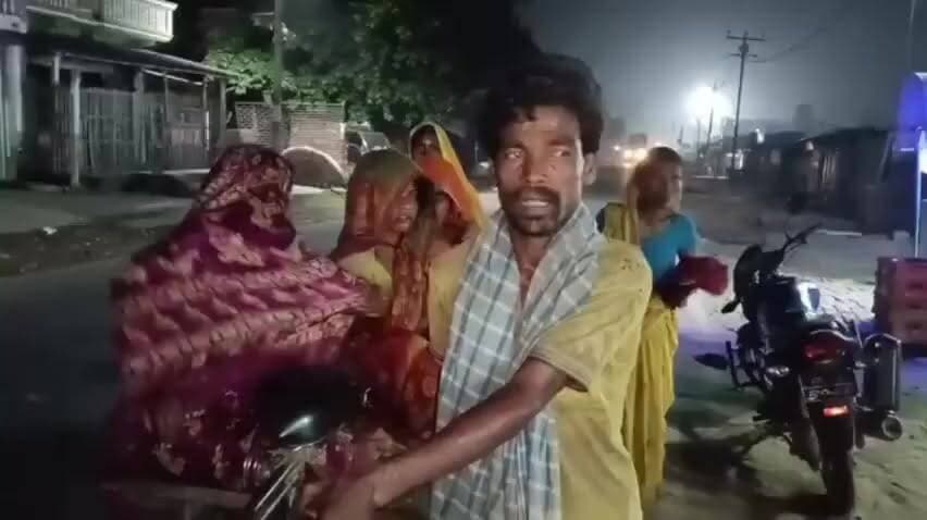 सहरसा में शर्मनाक तस्वीर! हजारों करोड़ के बजट की बातें, लेकिन एक गरीब गर्भवती महिला को एम्बुलेंस तक नसीब नहीं। हाथगाड़ी पर अस्पताल पहुंची महिला ने स्वास्थ्य व्यवस्था पर बड़े सवाल खड़े कर दिए। निशांत कुमार और सरकार से जवाब मांग रहे लोग!
#Saharsa #BiharNews #Ambulance #HealthSystem #PregnantWoman #NishantKumar #Bihar #BreakingNews #ExpressNewsNetwork #ViralNews #BiharPolitics #HealthcareCrisis #NewsUpdate #HindiNews #TrendingNews