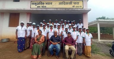 हुनरमंद हाथ, आत्मनिर्भर भविष्य
दुर्ग जिले के ग्राम बठेना में ग्रामीण महिलाएं अब केवल घर नहीं बना रहीं, बल्कि अपने सपनों और आत्मनिर्भर भविष्य की मजबूत नींव भी रख रही हैं।
कलेक्टर श्री अभिजीत सिंह के मार्गदर्शन में बैंक ऑफ बड़ौदा आरसेटी द्वारा संचालित 30 दिवसीय रूरल मेसन (राजमिस्त्री) प्रशिक्षण में 35 महिलाएं आधुनिक निर्माण तकनीकों, गुणवत्ता मानकों और सुरक्षा उपायों का प्रशिक्षण प्राप्त कर रही हैं। यह पहल प्रधानमंत्री आवास योजना (ग्रामीण) के अंतर्गत गुणवत्तापूर्ण आवास निर्माण को बढ़ावा देने के साथ-साथ महिलाओं को रोजगार एवं स्वरोजगार के नए अवसरों से जोड़ रही है।
कौशल विकास के माध्यम से सशक्त बन रही ये महिलाएं आने वाले समय में मजबूत घरों के साथ आत्मनिर्भर और समृद्ध ग्रामीण समाज के निर्माण में भी महत्वपूर्ण भूमिका निभाएंगी।
#WomenEmpowerment #SkillDevelopment #RuralMason #PMAYG #Durg
@prdcggov @