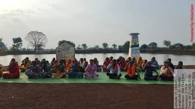 कलेक्टर अभिजीत सिंह के मार्गदर्शन में महात्मा गांधी राष्ट्रीय ग्रामीण रोजगार गारंटी अधिनियम (मनरेगा) के अंतर्गत जिले में निर्मित अमृत सरोवरों पर अंतर्राष्ट्रीय योग दिवस के अवसर पर दुर्ग जिले के अमृत सरोवरों में सामूहिक योगाभ्यास, जनजागरूकता गतिविधियों एवं "अमृत सरोवर संवाद" का आयोजन किया गया। ग्रामीणों, विद्यार्थियों, स्वयं सहायता समूहों, जनप्रतिनिधियों एवं अधिकारियों-कर्मचारियों ने उत्साहपूर्वक सहभागिता निभाई।
इस अवसर पर सभी ने जल एवं पर्यावरण संरक्षण, स्वस्थ जीवनशैली और सामुदायिक विकास का संकल्प लिया। साथ ही "अमृत सरोवर संवाद" के माध्यम से विकसित भारत-जी रामजी अधिनियम, 2025 के प्रावधानों एवं श्रमिक अधिकारों की जानकारी साझा की गई।
मनरेगा के तहत निर्मित जिले के 123 अमृत सरोवर आज जल संरक्षण, जनजागरूकता और सामुदायिक सशक्तिकरण के केंद्र बनकर ग्रामीण विकास को नई दिशा दे रहे हैं।
#InternationalYogaDay #AmritSarovar #JalSanrakshan #EnvironmentProtection #MGNREGA
@prdcggov @vijaysharmacg