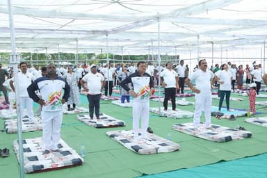 🧘♂️ योग से स्वस्थ तन और शांत मन का विकास होता है - मंत्री श्री लखनलाल देवांगन
12वें अंतर्राष्ट्रीय योग दिवस के अवसर पर न्यू कम्युनिटी हॉल कांकेर में जिला स्तरीय सामूहिक योगाभ्यास कार्यक्रम आयोजित किया गया। वाणिज्य, उद्योग एवं श्रम मंत्री श्री लखनलाल देवांगन ने योगाभ्यास में शामिल होकर नागरिकों को योग को जीवनशैली का हिस्सा बनाने का संदेश दिया।
विधायक श्री आशाराम नेताम ने भी नियमित योग करने का आह्वान करते हुए कहा कि योग शारीरिक स्वास्थ्य के साथ मानसिक शांति और सकारात्मक ऊर्जा प्रदान करता है।
कार्यक्रम में जनप्रतिनिधियों, अधिकारियों, कर्मचारियों, विद्यार्थियों, एनसीसी-एनएसएस कैडेट्स एवं नागरिकों ने उत्साहपूर्वक भाग लेकर विभिन्न योगासन एवं प्राणायाम का सामूहिक अभ्यास किया।
#InternationalYogaDay #YogaDay2026 #Kanker #योगदिवस #स्वस्थजीवन