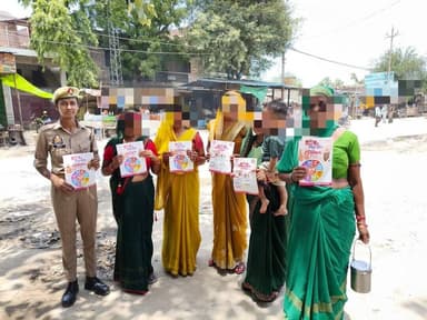 मिशन_शक्ति-5.0 अभियान के तहत थाना औंछा #AntiRomeoTeams द्वारा महिलाओं/बालिकाओं/छात्राओं को महिला सुरक्षा हेल्पलाइन नं0-1090, 1076, 112, 1930 एवं सरकार की जनकल्याणकारी योजनाओं के संबंध में जागरूक किया।
#MissionShakti5
#MissionShaktiUPP https://t.co/NhbptyUouS
