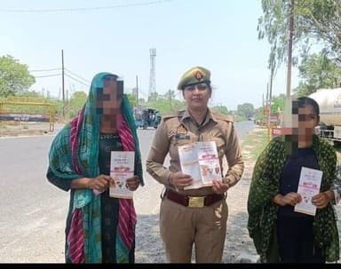 मिशन_शक्ति-5.0 अभियान के तहत थाना दन्नाहार #AntiRomeoTeams द्वारा महिलाओं/बालिकाओं/छात्राओं को महिला सुरक्षा हेल्पलाइन नं0-1090, 1076, 112, 1930 एवं सरकार की जनकल्याणकारी योजनाओं के संबंध में जागरूक किया।
#MissionShakti5
#MissionShaktiUPP https://t.co/4Zx48uF723