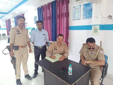 #पुलिस_अधीक्षक_अमरोहा श्री लखन सिंह यादव के निर्देशन में अमरोहा पुलिस द्वारा #बैक_चेकिंग अभियान चलाकर बैंक/ATM तथा बैंकों के आस-पास संदिग्ध व्यक्ति/वाहनों की सघन चेकिंग की गई व ड्यूटी पर लगे सुरक्षाकर्मियों को आवश्यक दिशा निर्देश दिये गये।
@Uppolice https://t.co/LS3sxfORcG