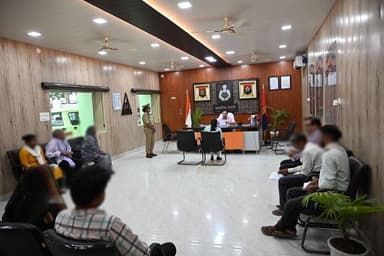 #SSP_अयोध्या द्वारा वरिष्ठ पुलिस अधीक्षक कार्यालय में जनता की समस्याओं को सुनकर यथा संभव मौके पर ही निस्तारित किया गया व शेष शिकायतों के त्वरित एवं गुणवत्ता पूर्ण निस्तारण सुनिश्चित करने हेतु संबंधित को निर्देशित किया जा रहा है। #UPPolice #ayodhyapolice https://t.co/8tratqXrdN