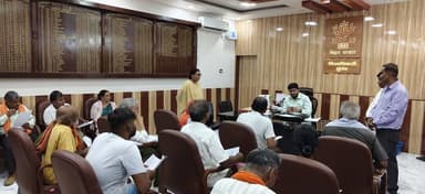 आम नागरिकों की समस्याओं के त्वरित समाधान के उद्देश्य से आयोजित किए जाने वाले जन सुनवाई कार्यक्रम के तहत आज डीएम निखिल धनराज निप्पाणीकर द्वारा आमजनों की समस्याएं सुनी गईं, जिसमें कुल 25 आवेदन प्राप्त हुए। विभिन्न प्रखंडों से आए नागरिकों ने अपनी समस्याओं को डीएम के समक्ष रखा। https://t.co/ZluVaxvg2I