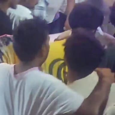 शराब पार्टी में विवाद बना मौत की वजह, युवक की गोली मारकर हत्या
बुलंदशहर में कहासुनी के बाद चली गोली, उपचार के दौरान युवक ने तोड़ा दम
आरोपी की गिरफ्तारी के लिए पुलिस की तीन टीमें और स्वाट टीम सक्रिय
✒️रिपोर्ट स्टेट हेड रोशन लाल श्रीवास्तव एनसीआर
बुलंदशहर। उत्तर प्रदेश के बुलंदशहर जिले में शराब पार्टी के दौरान हुए विवाद ने एक युवक की जान ले ली। जांगीराबाद थाना क्षेत्र में कथित तौर पर मामूली कहासुनी के बाद एक युवक को गोली मार दी गई, जिसकी उपचार के दौरान मृत्यु हो गई। घटना के बाद पुलिस ने मामले को गंभीरता से लेते हुए कई टीमों का गठन किया है और आरोपी की तलाश तेज कर दी है। घटना से क्षेत्र में सनसनी फैल गई है।
बुलंदशहर जनपद के जांगीराबाद थाना क्षेत्र में रविवार को एक दुखद घटना सामने आई, जहां शराब पार्टी के दौरान हुए विवाद में एक युवक की गोली मारकर हत्या कर दी गई। पुलिस के अनुसार मृतक की पहचान महेश सैनी निवासी ग्राम अहान के रूप में हुई है।
प्राप्त जानकारी के अनुसार 21 जून 2026 को पुलिस को सूचना मिली कि एक युवक को गोली लगी है। सूचना मिलते ही जांगीराबाद थाना पुलिस तत्काल मौके पर पहुंची और घायल युवक को अस्पताल पहुंचाया गया। चिकित्सकों ने उपचार के दौरान उसे मृत घोषित कर दिया।
प्रारंभिक जांच में सामने आया कि कुछ युवक एक स्थान पर बैठकर शराब का सेवन कर रहे थे। इसी दौरान मृतक महेश सैनी और शिवम सैनी के बीच किसी बात को लेकर कहासुनी हो गई। विवाद बढ़ने पर कथित तौर पर शिवम सैनी ने महेश सैनी पर गोली चला दी, जिससे वह गंभीर रूप से घायल हो गया।
घटना की सूचना मिलते ही पुलिस के वरिष्ठ अधिकारी मौके पर पहुंचे। फॉरेंसिक साइंस लैब (एफएसएल) टीम द्वारा घटनास्थल से साक्ष्य एकत्र किए गए हैं। पुलिस ने शव को कब्जे में लेकर पोस्टमार्टम के लिए भेज दिया है।
मामले की गंभीरता को देखते हुए पुलिस ने आरोपी की गिरफ्तारी के लिए स्वाट टीम सहित तीन विशेष टीमों का गठन किया है। पुलिस अधिकारियों का कहना है कि आरोपी की जल्द गिरफ्तारी कर उसके विरुद्ध कठोर कानूनी कार्रवाई की जाएगी।
इस घटना के बाद क्षेत्र में दहशत और आक्रोश का माहौल है। स्थानीय लोगों का कहना है कि नशे की प्रवृत्ति और अवैध हथियारों का बढ़ता उपयोग समाज के लिए गंभीर चुनौती बनता जा रहा है।
बुलंदशहर की यह घटना बताती है कि क्षणिक गुस्सा और नशे की स्थिति किस तरह एक परिवार की खुशियां छीन सकती है। पुलिस जांच जारी है और प्रशासन का कहना है कि दोषी को जल्द गिरफ्तार कर न्यायिक प्रक्रिया के तहत कार्रवाई की जाएगी। फिलहाल मृतक के परिजनों का रो-रोकर बुरा हाल है।
🟥 ND NEWS की विशेष अपील
ND NEWS | दैनिक निष्पक्ष धारा सभी नागरिकों से अपील करता है कि नशे की हालत में विवाद और हिंसा से बचें। किसी भी प्रकार का मतभेद बातचीत और कानून के दायरे में रहकर सुलझाया जाना चाहिए।
हथियारों का दुरुपयोग और आवेश में लिया गया निर्णय न केवल एक जीवन समाप्त करता है बल्कि कई परिवारों को जीवनभर का दर्द दे जाता है। समाज, प्रशासन और परिवारों को मिलकर नशा मुक्त एवं अपराध मुक्त वातावरण बनाने की दिशा में कार्य करना चाहिए।
जनहित में सुझाव
✅ शराब और नशे की स्थिति में विवाद से बचें।
✅ अवैध हथियारों की सूचना तत्काल पुलिस को दें।
✅ युवाओं को नशा मुक्ति के प्रति जागरूक करें।
✅ सामाजिक विवादों का समाधान संवाद से करें।
✅ आपराधिक गतिविधियों की जानकारी प्रशासन को दें।
✅ कानून व्यवस्था बनाए रखने में पुलिस का सहयोग करें।
"एक क्षण का गुस्सा पूरी जिंदगी की त्रासदी बन सकता है, संयम ही सबसे बड़ा समाधान है।"
👇👇
@dgpup
@UPGovt
@RSSorg
@Uppolice
@wpl1090
@RSSgeet
@MIB_India
@PMOIndia
@HMOIndia
@VHPDigital
@CMOUP_RC
@myogioffice
@InfoDeptUP
@CMOfficeUP
@UPPRD1948
@ChiefSecyUP
@MahantYogiG
@ChiefSecyUP
@BajrangDalOrg
@myogiadityanath
@112UttarPradesh
@UPPViralCheck
@UpPolicemitra
@bulandshahrpol
@dmbulandshahr
👇👇
#NDNews #दैनिकनिष्पक्षधारा #Bulandshahr #Jahangirabad #MaheshSaini #ShivamSaini #UPPolice #CrimeNews #MurderCase #LawAndOrder #BulandshahrPolice #NDNewsChannel #JusticeForVictim #BreakingNews
👇👇👇
🟥 ND NEWS | दैनिक निष्पक्ष धारा
मुख्य संपादक / संस्थापक: राजन सिंह हाड़ा
सह-संपादक: शालिनी सिंह भदौरिया
📍 कार्यालय-3: U158, हीरा स्वीट्स के पास, विकास मार्ग, लक्ष्मी नगर, पूर्वी दिल्ली, पिन कोड – (110092) (NCR)
📍 कार्यालय-2: विधानसभा रोड, बर्लिंगटन चौराहा, लखनऊ (226001) (UP)
📍 कार्यालय-1: 1/1 अटल बिहारी चौराहा, नियर बर्मा चौराहा, फतेहपुर (212601) (UP)
📅 दिनांक: 22 जून 2026
📆 दिन: सोमवार
📧 Email: ndnewschannel@gmail.com
📞 मोबाइल: 9696119696