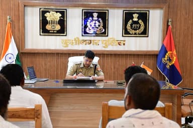 पुलिस अधीक्षक कुशीनगर श्री केशव कुमार द्वारा पुलिस कार्यालय में आये आवेदकों की समस्याओ को विस्तारपूर्वक सुनकर न्याय का भरोसा दिलाते हुये उनकी समस्याओं का न्यायोचित निस्तारण करने हेतु सम्बन्धित को निर्देश दिये जा रहे है।
#UPPolice https://t.co/yl7WEGcLCh