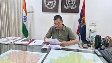 आज दिनांक 22.06.2026 को पुलिस उपायुक्त दक्षिण श्री दीपेन्द्र नाथ चौधरी द्वारा कार्यालय में जन-सुनवाई की गई । जन-सुनवाई के दौरान उपस्थित नागरिकों की शिकायतें सुनी गईं तथा उनके समाधान हेतु संबंधित अधिकारियों को आवश्यक दिशा-निर्देश दिए गए।
➡️ जनसमस्याओं को प्राथमिकता के आधार पर दर्ज कर संबंधित अधिकारियों को निर्देशित किया गया कि वे समयबद्ध व प्रभावी कार्यवाही सुनिश्चित करें।
➡️ शिकायतों के त्वरित निस्तारण हेतु पुलिसकर्मियों को स्पष्ट निर्देश दिए गए कि विलंब किसी भी स्थिति में न हो और प्रत्येक शिकायतकर्ता को समाधान से अवगत कराया जाए।
➡️ जन-सुनवाई में आए प्रत्येक आगंतुक से सम्मानजनक व्यवहार करने, उन्हें बैठने हेतु उचित व्यवस्था देने एवं उनकी समस्याएं धैर्यपूर्वक सुनने पर विशेष जोर दिया गया।
➡️ स्थानीय स्तर पर बार-बार उत्पन्न होने वाली समस्याओं के स्थायी समाधान हेतु प्राथमिकता से कार्य करने के निर्देश भी दिए गए।
@Uppolice @dcpskanpur