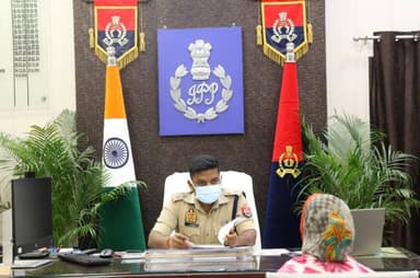#SP_अमेठी द्वारा पुलिस कार्यालय गौरीगंज में #जनसुनवाई कर कार्यालय में आने वाले फरियादियों की शिकायतों को सुना गया तथा उनकी शिकायतों के समयबद्ध व गुणवत्तापूर्ण निस्तारण हेतु संबन्धित को आवश्यक आदेश-निर्देश दिए गए।
#amethipolice https://t.co/M0ibobSnag