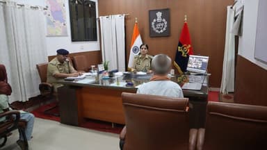 पुलिस अधीक्षक जनपद फतेहगढ द्वारा समस्त क्षेत्राधिकारी व थाना प्रभारियों के साथ गूगल मीट के माध्यम से वर्चुअली जनसुनवाई कर थानों/कार्यालयों में आये हुये आवेदकों की समस्याओं को सुनकर गुणवत्तापूर्ण व समयबद्ध निस्तारण हेतु सम्बन्धित को आवश्यक दिशा-निर्देश दिये गये। #Fatehgarhpolice https://t.co/UtYSTiBmyt