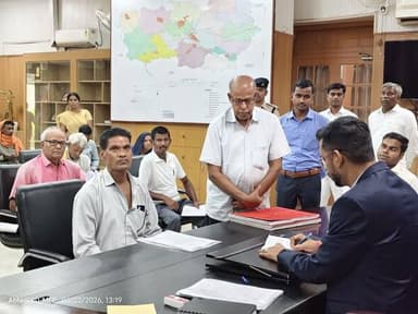 जनता के शिकायतों की सुनवाई एवं समाधान करते जिलाधिकारी