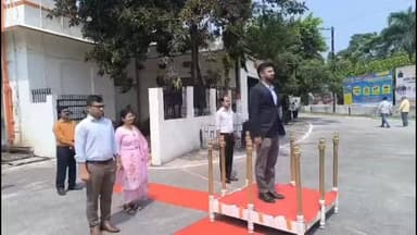 समाहरणालय स्थित कार्यालय में नए जिलाधिकारी ने विधिवत प्रभार ग्रहण किया। पदभार संभालने के दौरान जिला प्रशासन के कई वरीय अधिकारी मौजूद रहे, जिनमें डीडीसी, नगर आयुक्त और एसडीएम सहित अन्य पदाधिकारी शामिल थे।प्रभार ग्रहण करने के बाद नव पदस्थापित जिलाधिकारी ने कार्यालय के अधिकारियों के साथ बैठक कर परिचय प्राप्त किया और कार्यों की जानकारी ली। इससे पहले समाहरणालय परिसर में उन्हें गार्ड ऑफ ऑनर देकर सम्मानित किया गया।