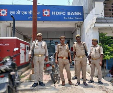 #MaharajganjPolice
पुलिस अधीक्षक #महराजगंज के निर्देशन में अपराध/अपराधियों पर नियंत्रण के दृष्टिगत #थाना_ ठूठीबारी पुलिस द्वारा #बैक_चेकिंग अभियान चलाकर बैंक/ATM तथा बैंकों के आस-पास संदिग्ध व्यक्ति/वाहनों की चेकिंग की तथा बैक सुरक्षा ड्यूटी पर लगे सुरक्षाकर्मियों को निर्देशित किया।
@Uppolice
@diggorakhpur