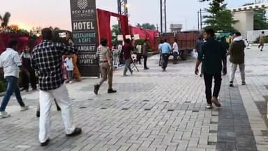 इको पार्क ने पाल रखे गुंडे कर्मचारी लाठी और डंडे लेकर मारने के लिए निकले वीडियो वायरल