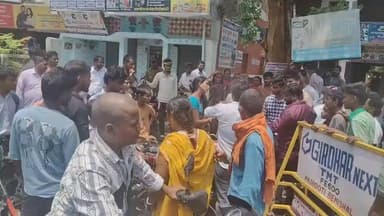 बैंक में चौकीदार पर हमला, दो घायल
कोडरमा के नवलशाही थाना क्षेत्र स्थित बैंक ऑफ इंडिया की फुलवरिया शाखा में सोमवार को एक युवक ने बैंक के चौकीदार पर ईंट-पत्थर से हमला कर दिया। हमले में चौकीदार रसकलाल पासवान घायल हो गए। घटना के दौरान युवक ने खुद को भी चोट पहुंचाई। मौजूद लोगों ने युवक को पकड़कर पुलिस के हवाले कर दिया। सूचना पर पहुंची पुलिस ने दोनों घायलों को इलाज के लिए अस्पताल भेजा, जहां से उन्हें सदर अस्पताल कोडरमा रेफर कर दिया गया। पुलिस मामले की जांच कर रही है।