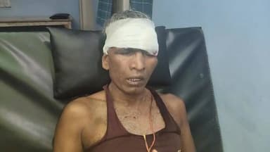 कोडरमा के नवलशाही थाना क्षेत्र स्थित बैंक ऑफ इंडिया की फुलवरिया शाखा में सोमवार को एक युवक ने बैंक के चौकीदार पर ईंट-पत्थर से हमला कर दिया। हमले में चौकीदार रसकलाल पासवान घायल हो गए। घटना के दौरान युवक ने खुद को भी चोट पहुंचाई। मौजूद लोगों ने युवक को पकड़कर पुलिस के हवाले कर दिया। सूचना पर पहुंची पुलिस ने दोनों घायलों को इलाज के लिए अस्पताल भेजा, जहां से उन्हें सदर अस्पताल कोडरमा रेफर कर दिया गया। पुलिस मामले की जांच कर रही है।