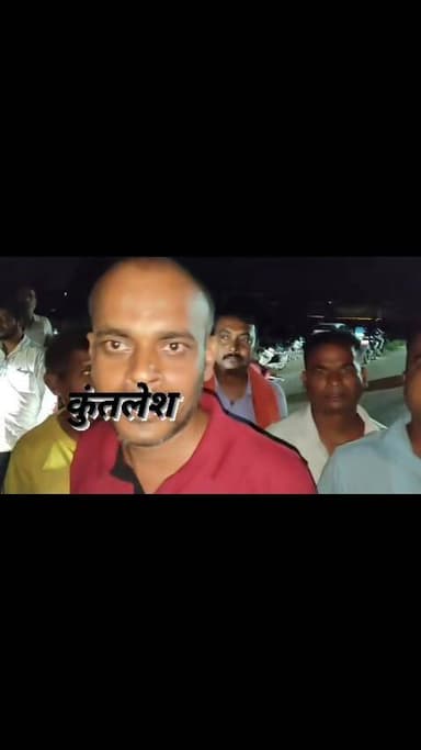 तिलैया थाना क्षेत्र के गांधी स्कूल रोड में गैस सिलेंडर लदे एक ट्रक का चालक शराब के नशे में ट्रक को लहराते हुए चला रहा था। प्रत्यक्षदर्शियों के अनुसार चालक की लापरवाही से कई लोग ट्रक की चपेट में आने से बाल-बाल बच गए। इससे नाराज स्थानीय लोगों ने ट्रक को रोककर पुलिस को सूचना दी। सूचना पर पहुंची तिलैया पुलिस ने चालक को हिरासत में ले लिया। बताया जाता है कि चालक इतना नशे में था कि वह अपना नाम तक ठीक से नहीं बता पा रहा था। पुलिस मामले की जांच में जुटी है।